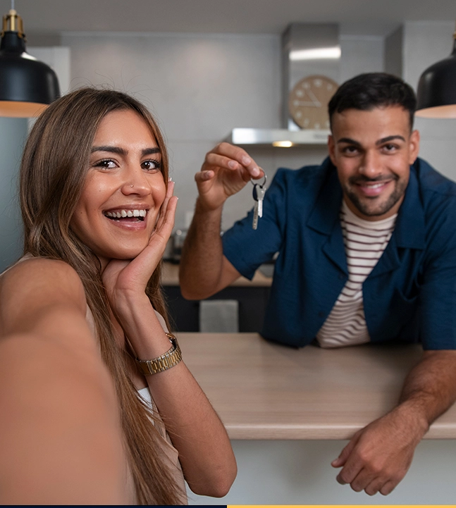 pareja-con-su-nueva-propiedad Familia buscando comprar una propiedad