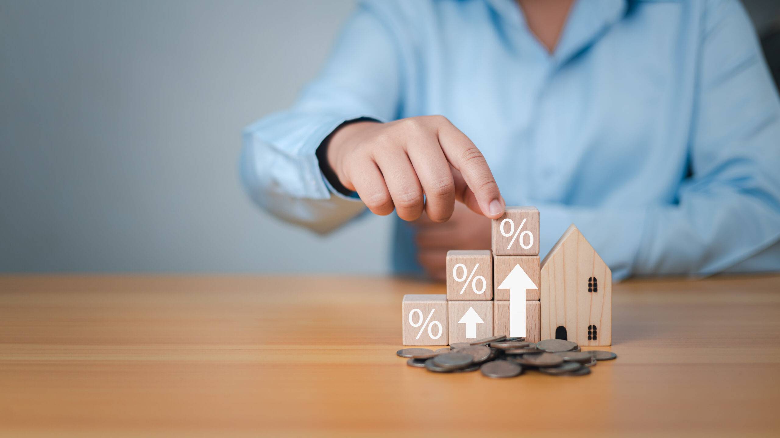 House with money, Symbolizing tax planning, Concept of finance o Familia mudándose después de comprar una casa en Chile